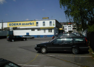 2004 - Edeka Markt mit Parkplatz